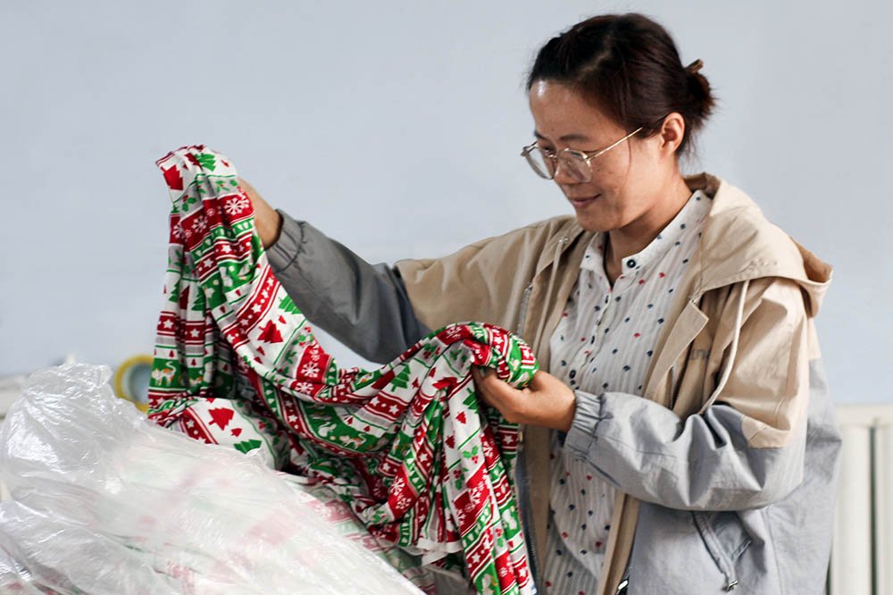 3.Picking the correct fabric from the warehouse.